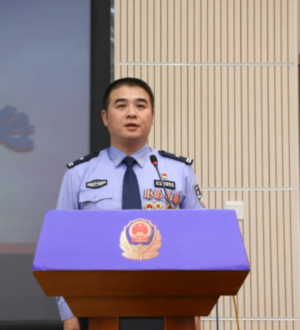  p>李江,1980年出生,湖南省衡阳市公安局刑侦支队四大队教导员,三级