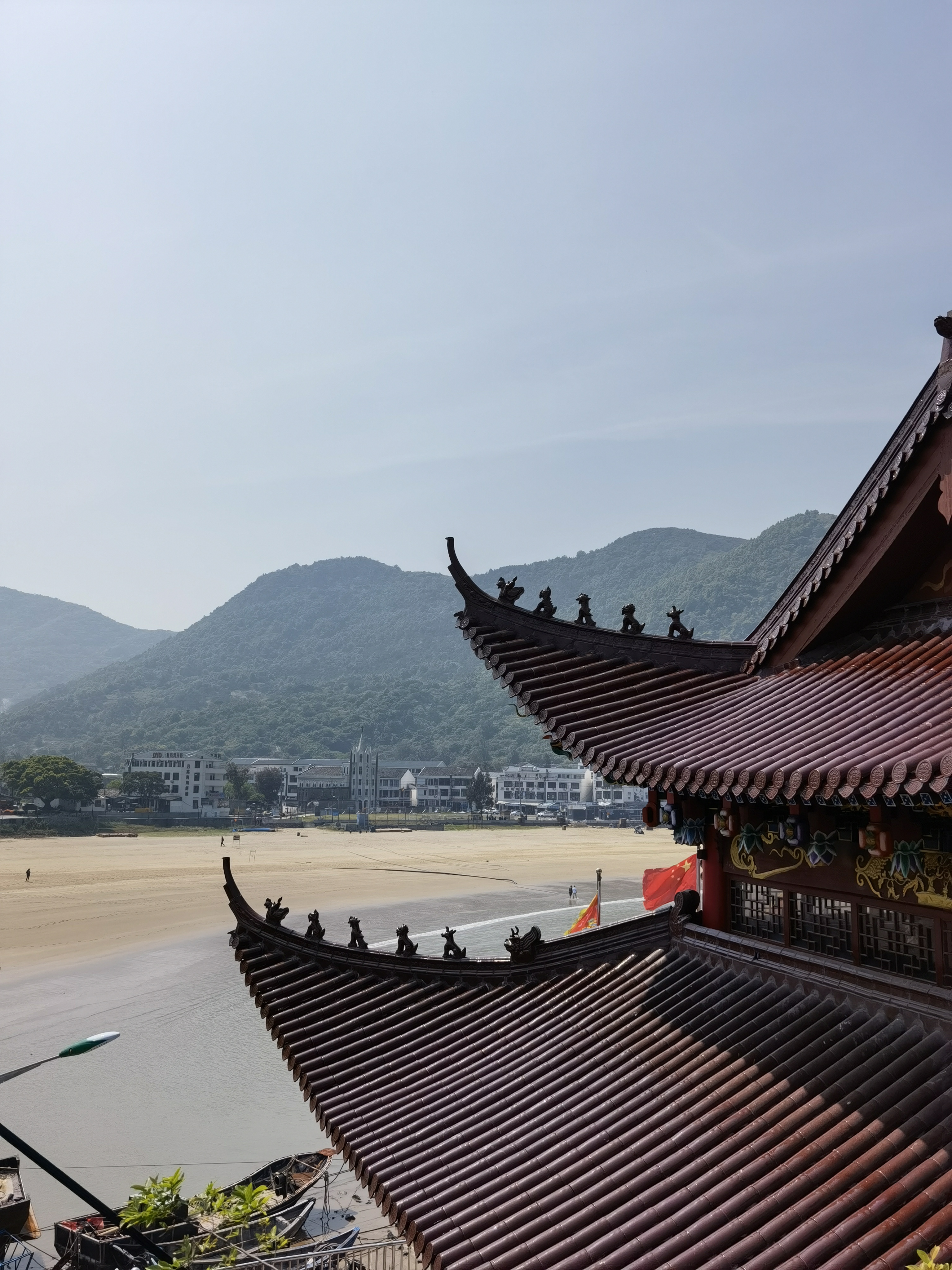  p>雾城沙滩,也称月亮湾沙滩,位于马站渔寮和环海公路的交界处,长1000