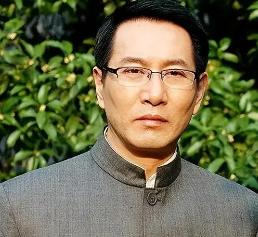 “坏人专业户”姚刚：一生无妻无子，如今53岁在千万豪宅一个人住_百科TA说
