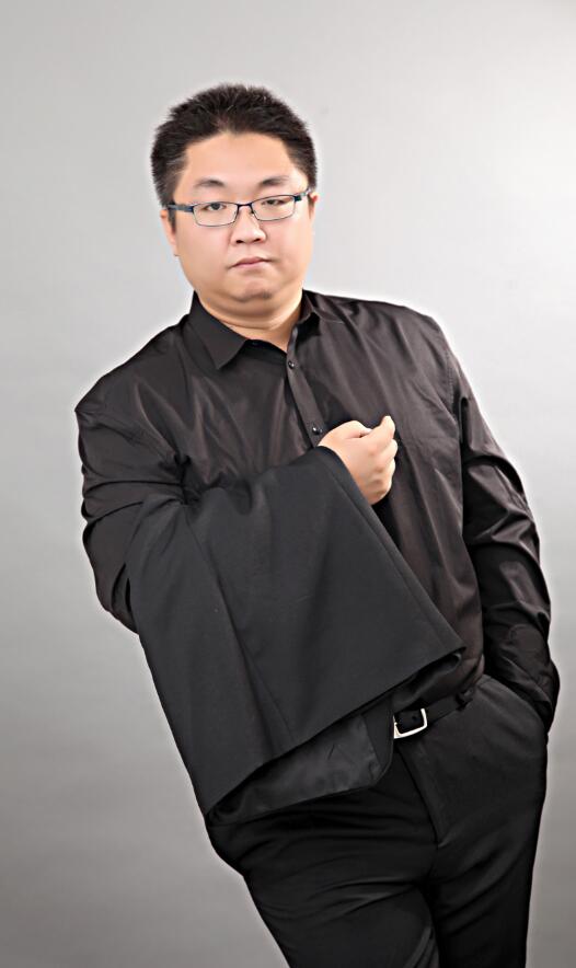  p>董哲,1979年出生,中国内地编剧,作家,毕业于天津理工大学自动化