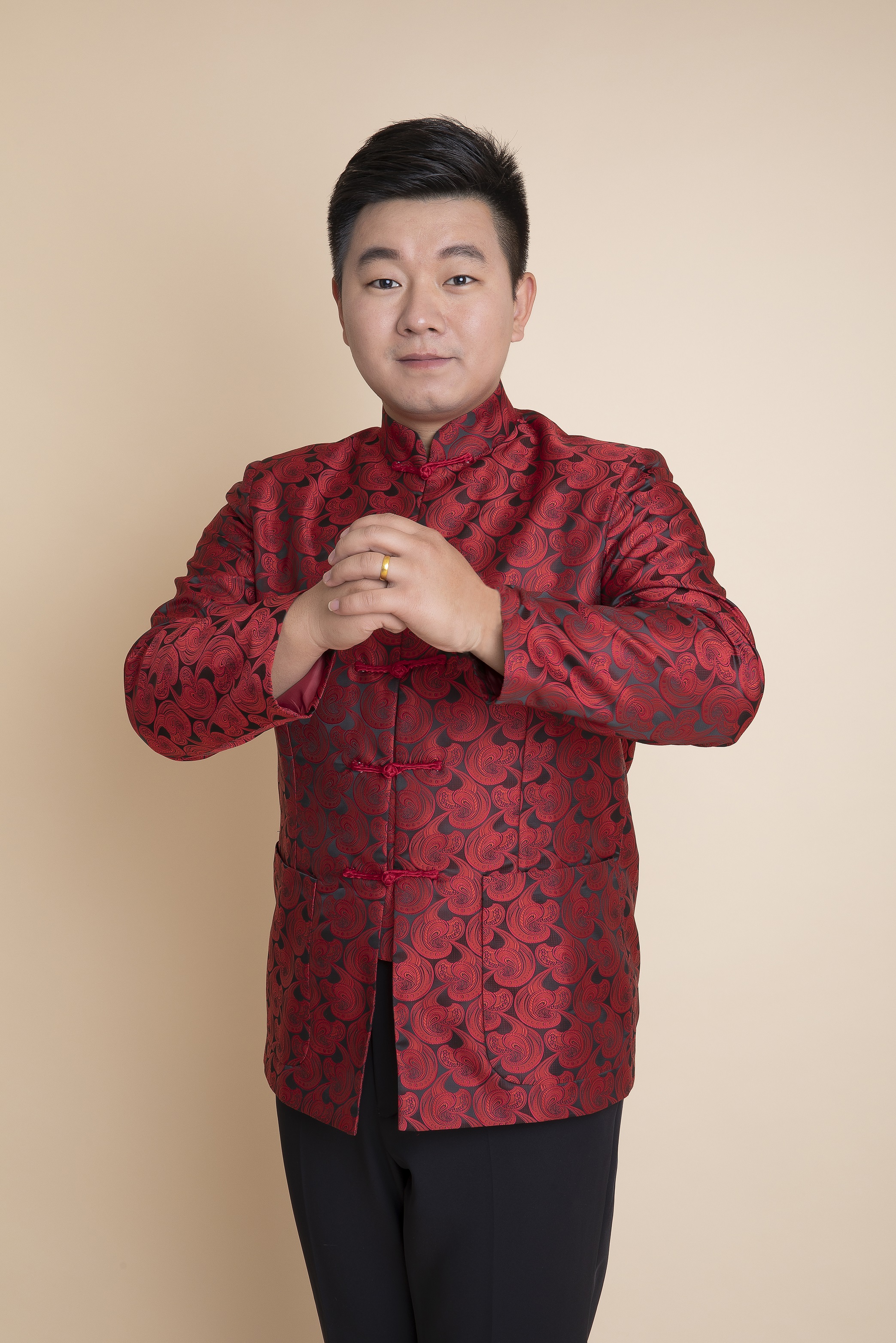  p>郑宇坤,男,相声演员,师承相声表演艺术家刘颖先生,相声表演艺术家