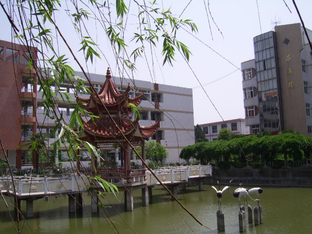  p> a href="#">江苏省 /a>东台市安丰中学坐落在千年古镇的东台市安