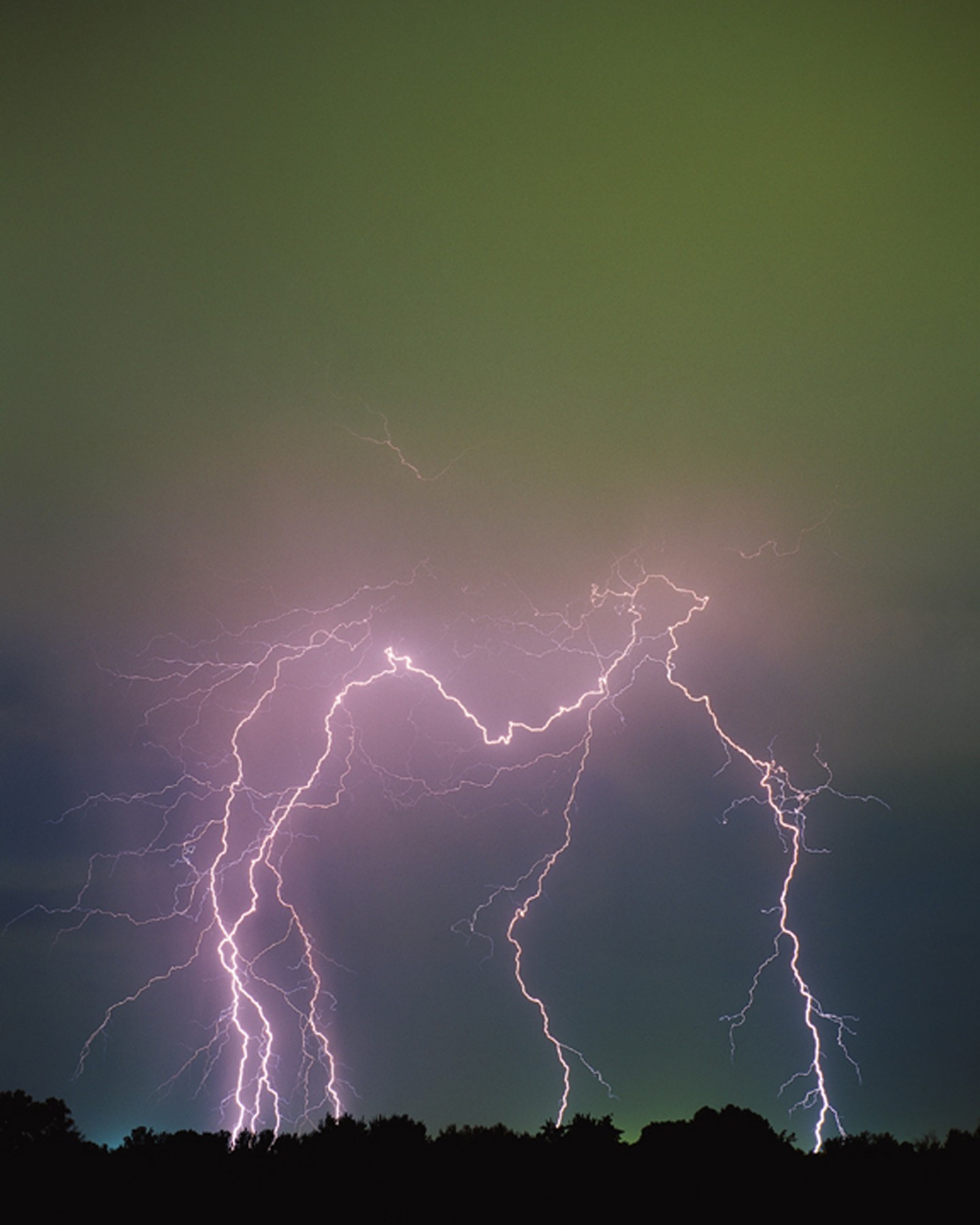  p>雷暴(thunderstorms)是 a target="_blank" href="/item/热带