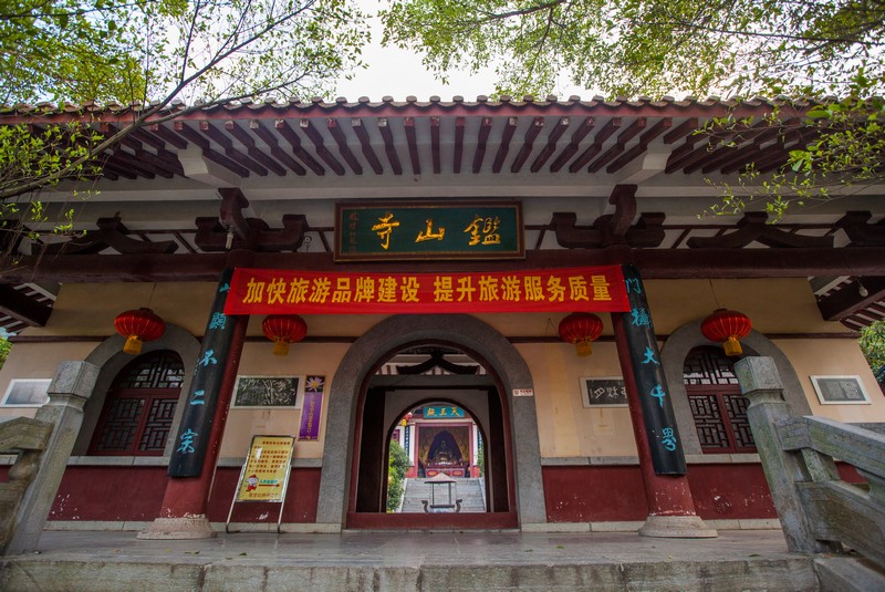 主要景点有:十里画廊,大榕树,月亮山,聚龙潭,蝴蝶泉,鉴山寺,雄狮