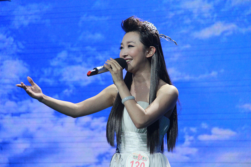 出生于辽宁省辽阳市,中国内地民族唱法歌唱演员,毕业于沈阳音乐学院