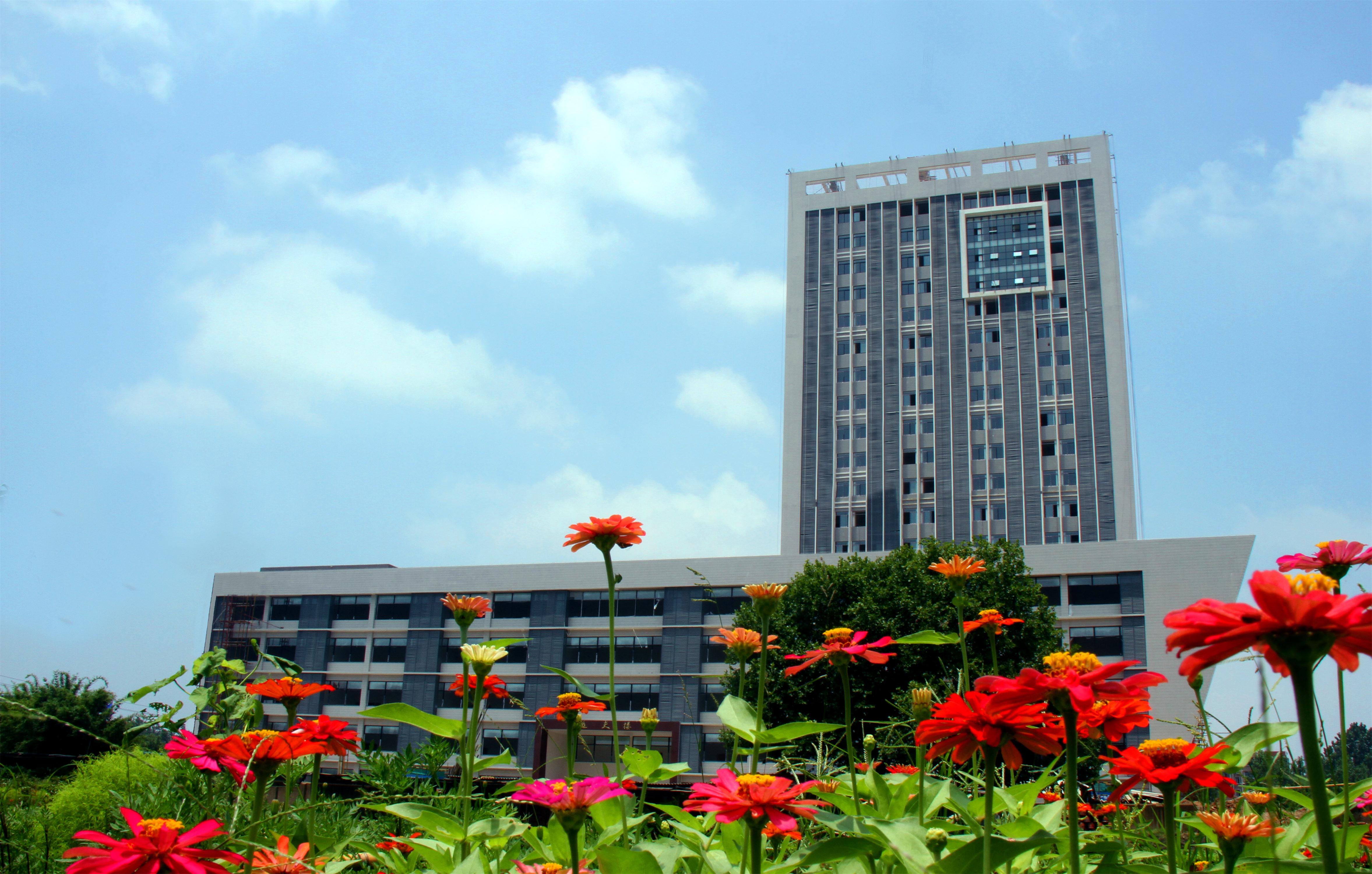  p>黄冈师范学院(huanggang normal university),简称"黄冈师院",位于