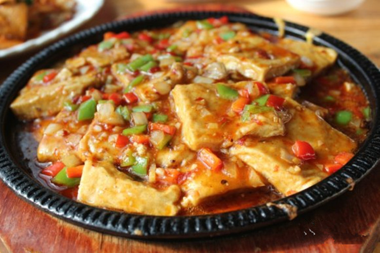  p>铁板煎臭豆腐是由黄豆等作为主要食材,石膏汁,清水,辣椒油等作为