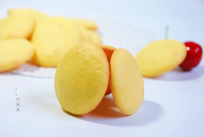  p>"蛋黄核桃饼干"的主要营养成分是煮熟的鸡蛋黄和核桃仁,做法挺简单