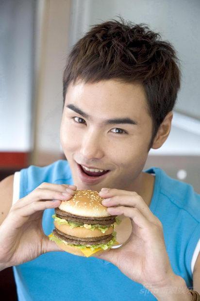 ,1982年11月8日出生于中国台湾台中市