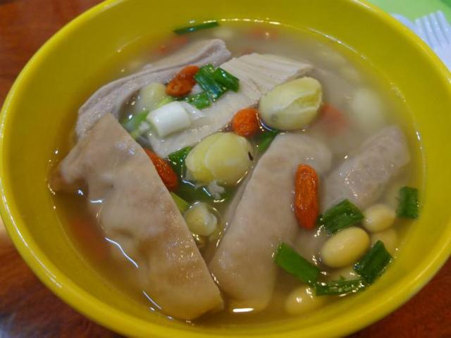  p>黄豆猪肚汤是用生粉,盐将猪肚做成的食品,把这两样东西反复搓洗,用