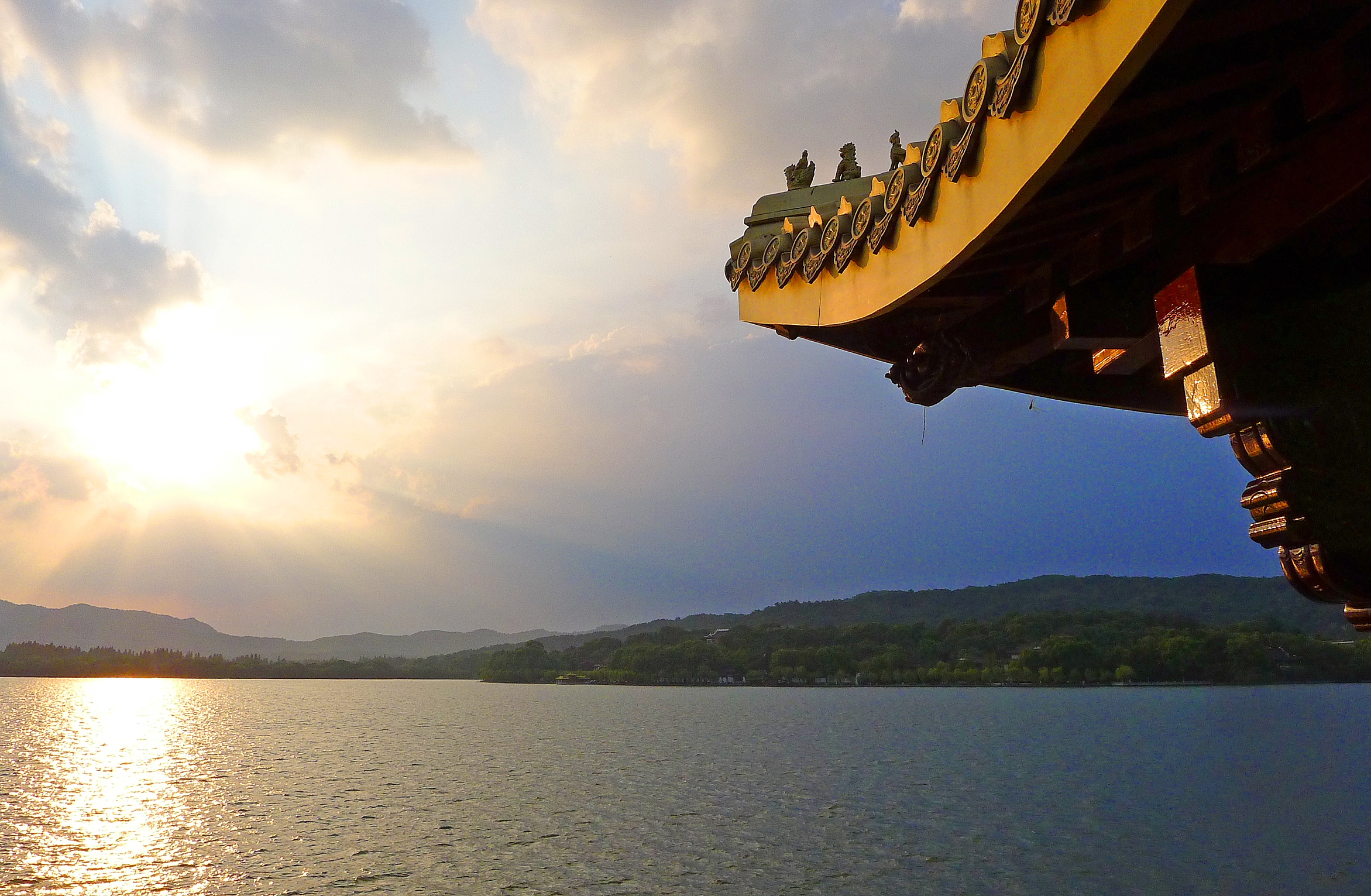 湖心区,北山区,南山区和钱塘区;秀丽的湖光山色和众多的名胜古迹闻名