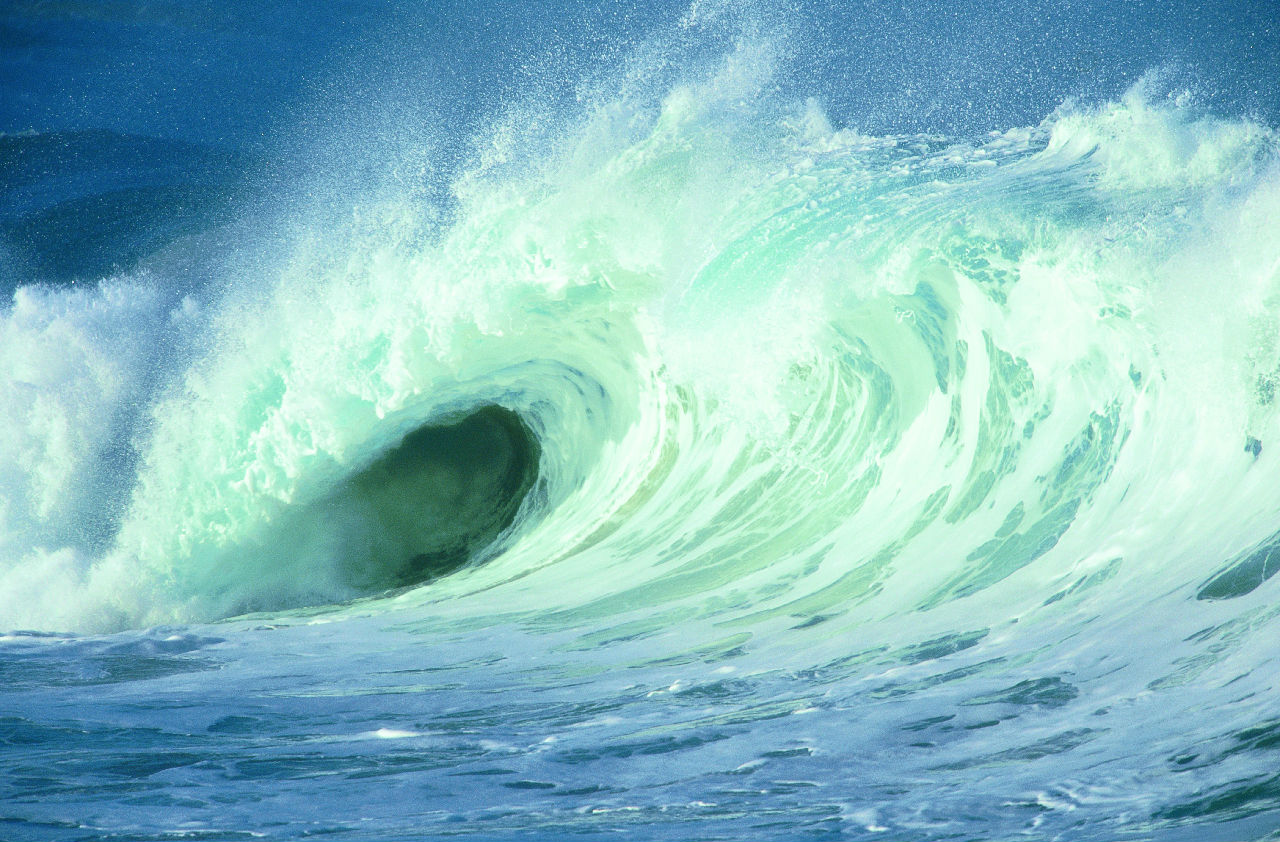 浪花:波浪互相冲击或拍击在别的东西上激起的水点和<a target="