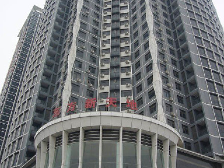  p>东方新天地大厦位于大亚湾澳头镇商业中心,即新澳大道与中兴中路