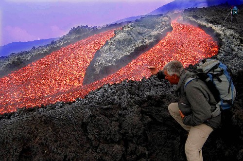  p>冒纳罗亚火山是夏威夷海岛上的一个活跃盾状活火山,山顶的大火山口