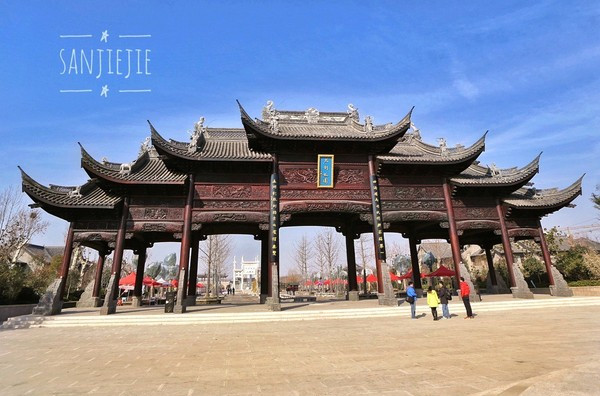  p>朱仙镇大牌楼位于千年古镇 a href="#" data-lemmaid="59474">河南