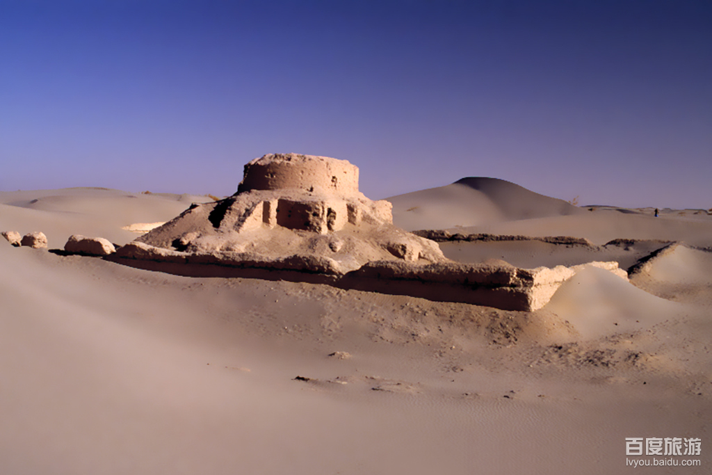  p>热瓦克佛寺遗址,位于新疆和田地区洛浦县城西北50公里处的沙漠中