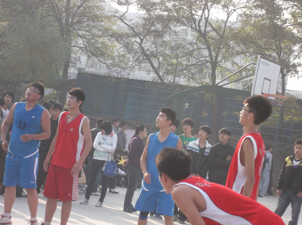 八中,四中合并,2009年11月利用原安丘八中校址重新组建安丘二中,直至