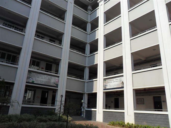  p>龙游县第三中学始建于1997年,新校园位于龙游县城西九里立交桥,是