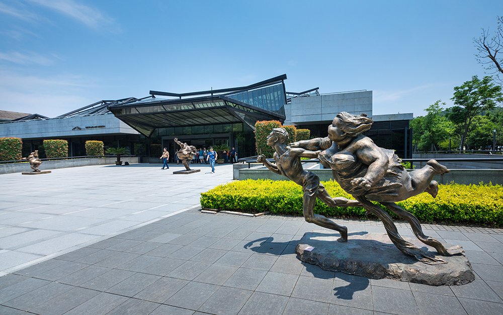 学院雕塑系,现为全国政协委员,中国美术家协会理事,广州雕塑院院长, a