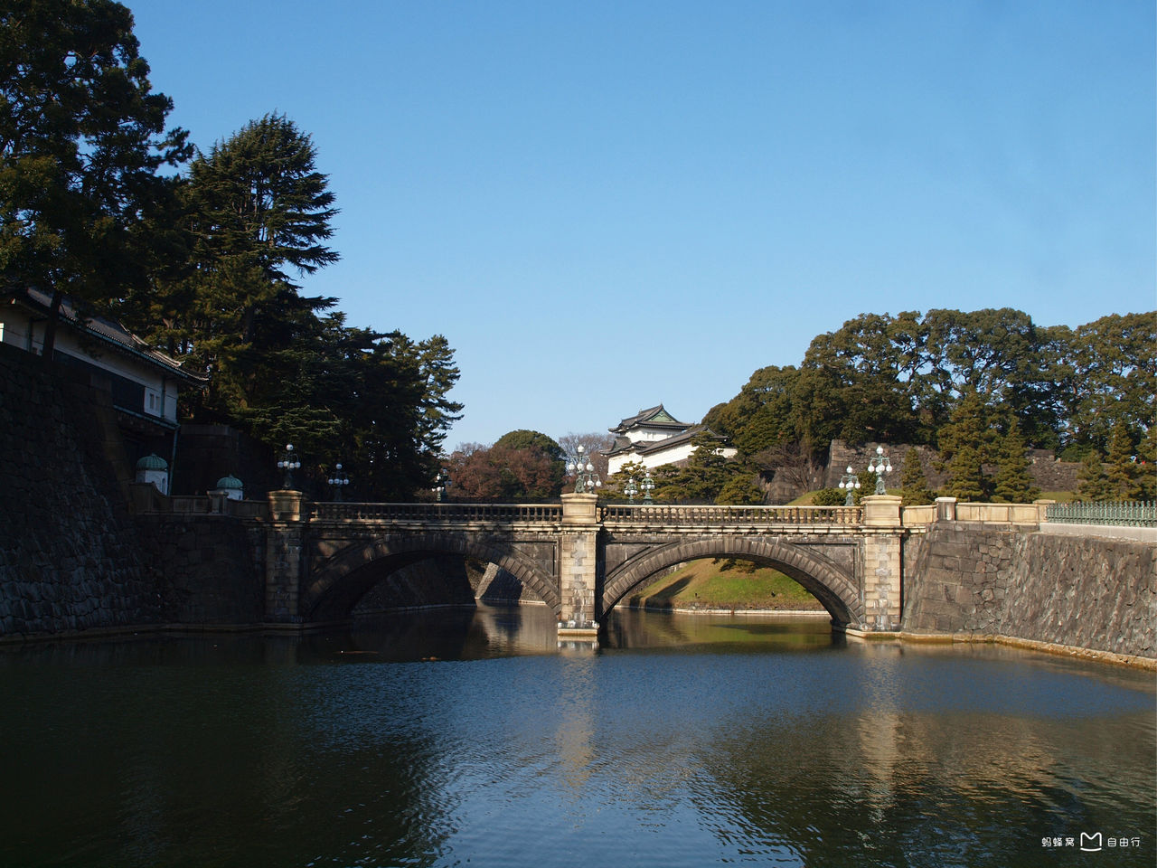  p>二重桥坐落在日本东京皇居,是日本天皇居住的皇宫,是 a target="