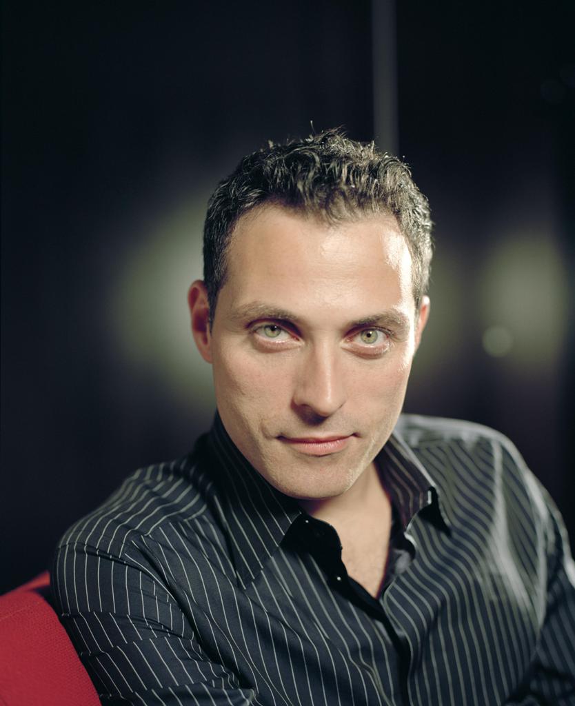  p>卢夫斯·塞维尔 i>(rufus sewell) /i>,1967年10月29日出生于英国