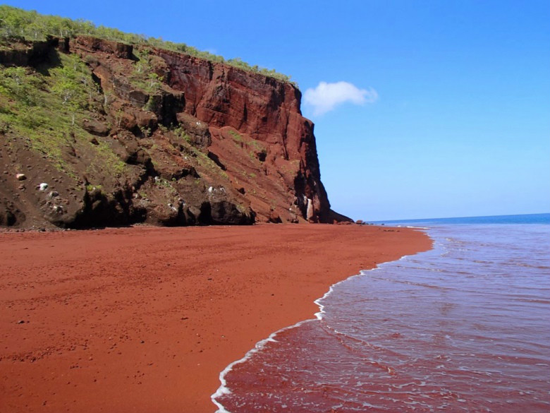  p>夏威夷红沙滩(red sand beach)又叫kaihalulu beach,位于 a target