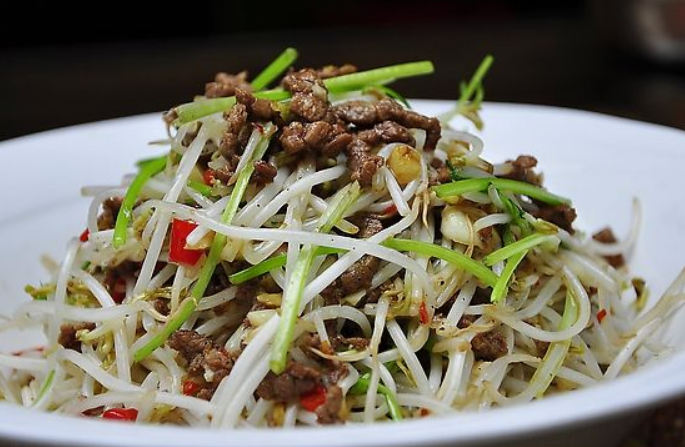  p>豆芽炒牛肉是一道简单的家常菜,主料是豆芽,韭菜,牛肉. /p>