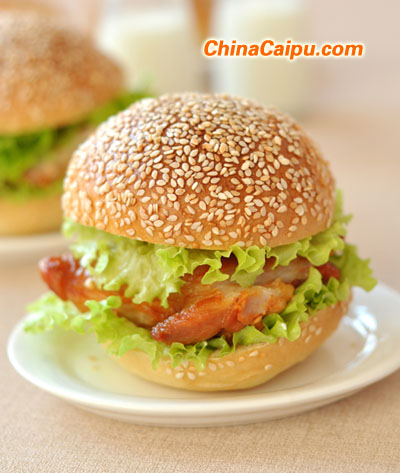  p>奥尔良烤鸡腿堡是由鸡腿等制作的食物,属于美式快餐. /p>