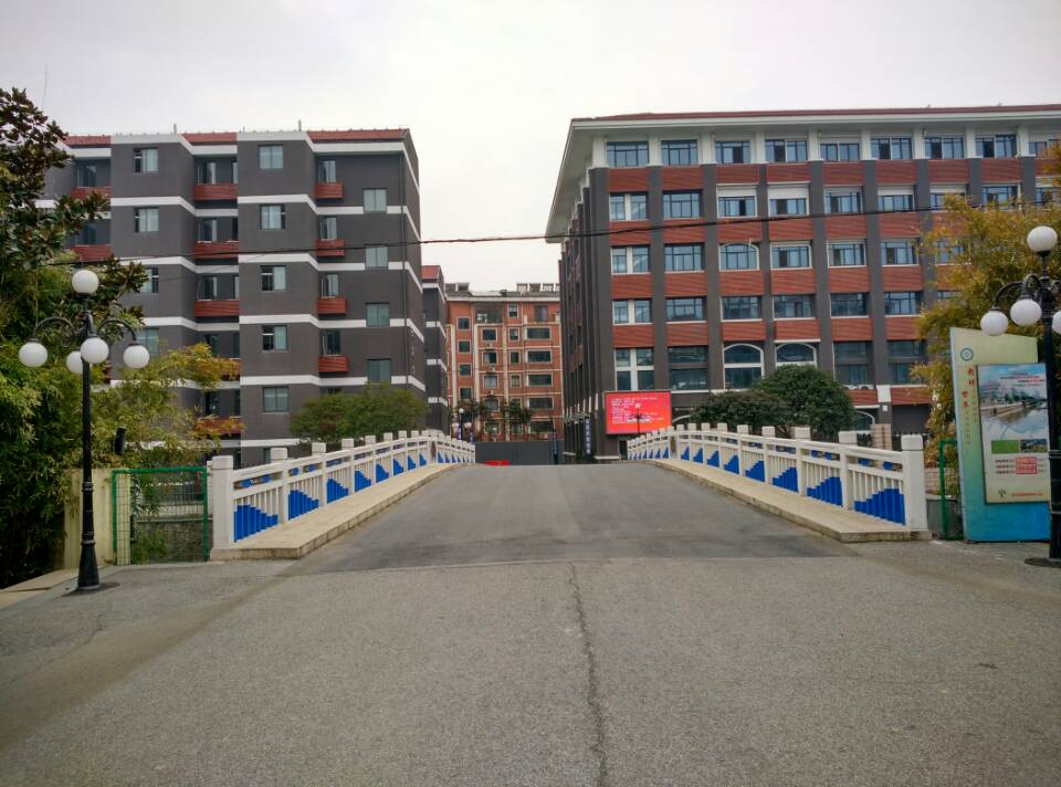 7874985" data-lemmaid="7874985">江阴市 /a>城区中心,简称江阴一 