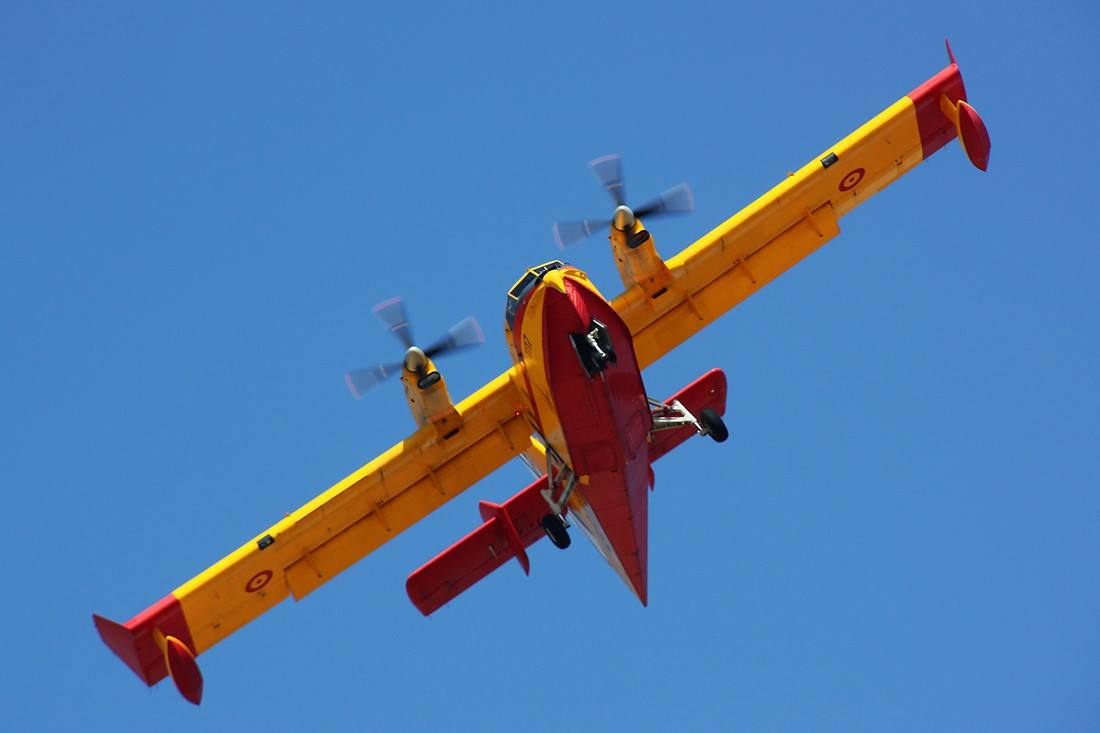  p>cl-415飞机是加拿大庞巴迪宇航公司研制的水陆两栖双发螺旋桨飞机.