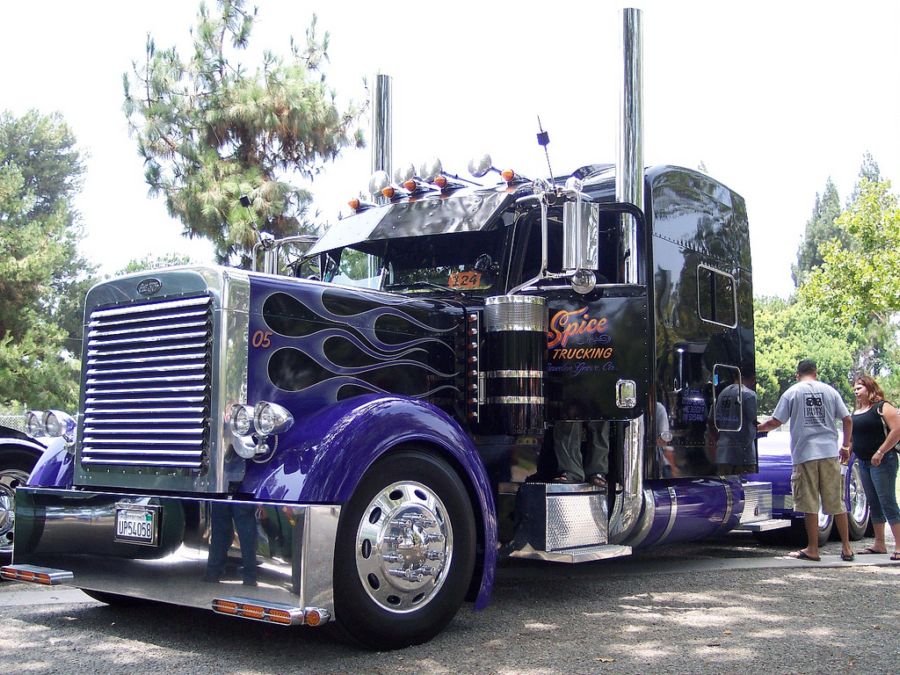  p>peterbilt(彼得比尔特)389型重卡牵引车是由美国peterbilt公司生产