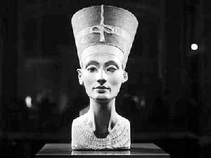 纳芙蒂蒂半身塑像