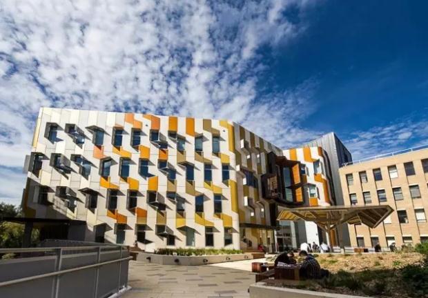  p>乐卓博大学(la trobe university,又译:拉筹伯大学)建校于1967   .