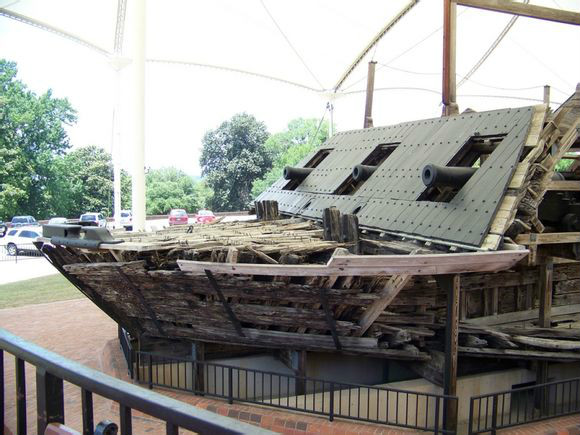  p> b>铁甲舰 /b>又译 b>装甲舰 /b>,是十九世纪下半叶早期的一种蒸汽