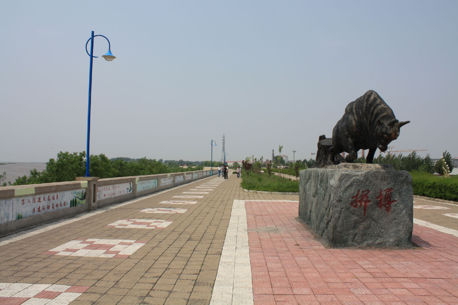 绥滨县沿江休闲健身广场