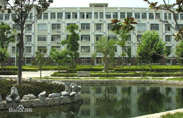  p>江苏如东高级中学(简称:如东中学),创办于1938年,座落在长江三角洲