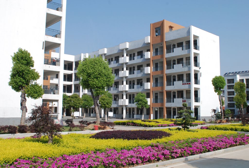 黄梅县晋梅中学是一所实行现代教育管理模式的民办学校,现任董事长