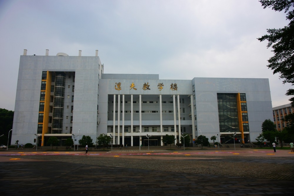 原名邵仁楞,生于上海,祖籍浙江宁波 a target="_blank" href="/item