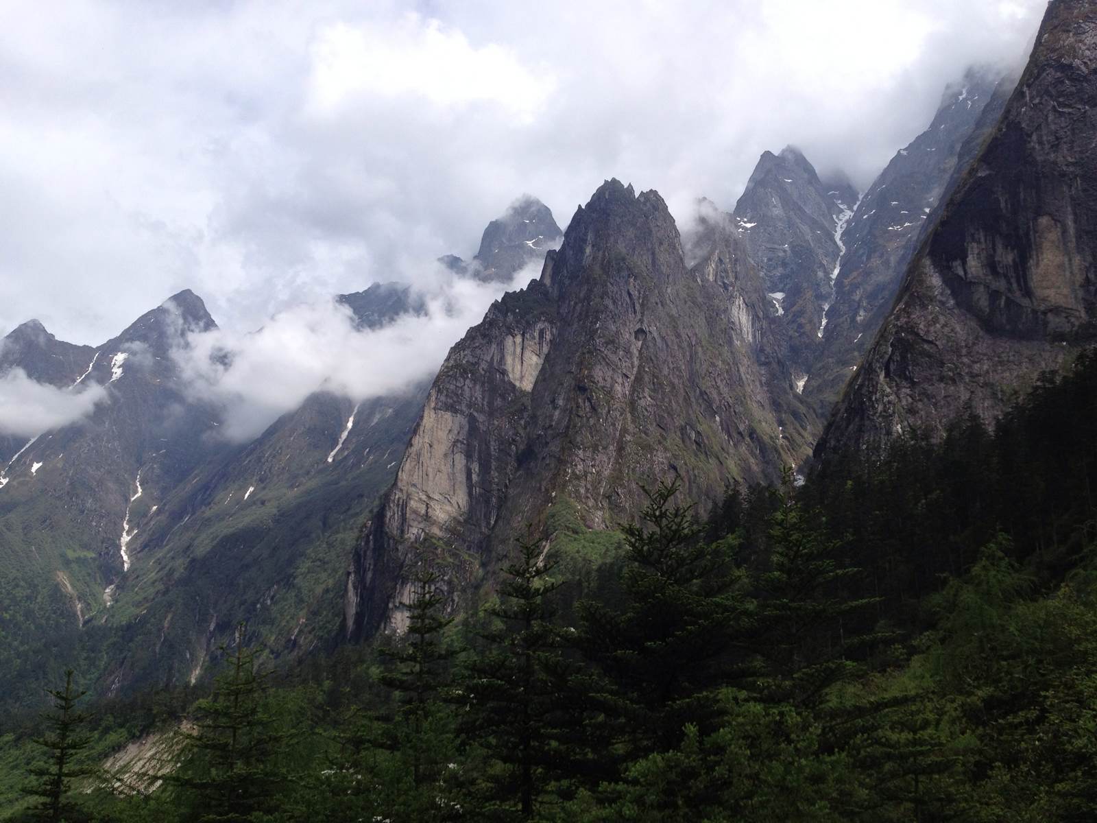 乌什燕子山风景区