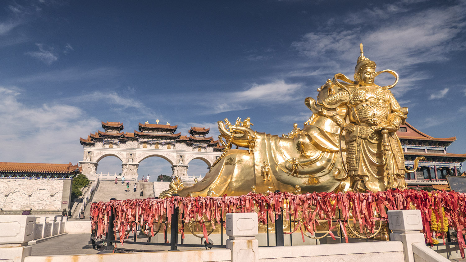 群,日光泳池,3条千米葡萄长廊,绿色广场和7万平方米的蓝光湖等景点