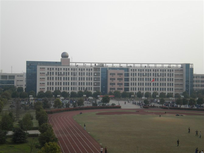  p>龙游县第二高级中学的前身是龙游县溪口中学和湖镇中学,简称龙二高