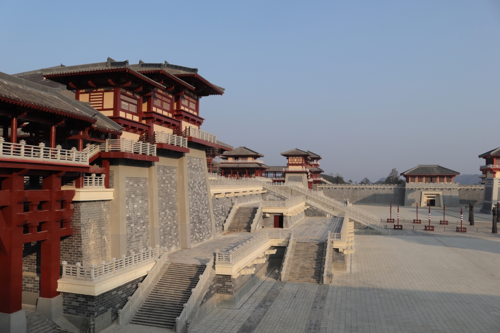 是集影视剧创作摄制,文化旅游创意互动,古装饰品制作租赁,休闲观光