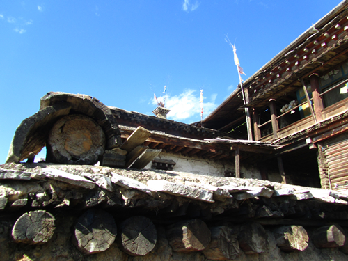 瓦卡镇,是享有盛誉的"中国民间文化艺术之乡",位于甘孜藏族自治州得荣