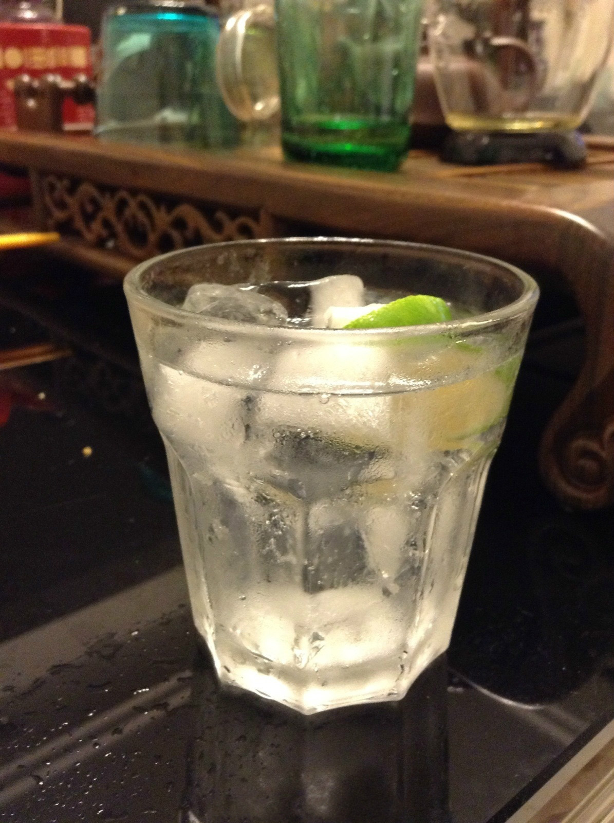  p>伏特加汤力(vodka tonic),这款鸡尾酒的名字取自它的配料伏特加和