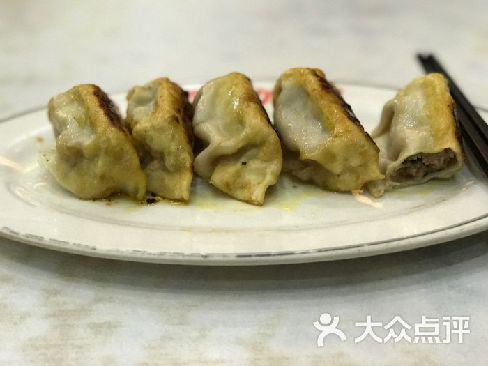  p data-id="gnx5b0n1sw">东坡饺是一种用米粉皮包的饺子,以粘米,马蹄