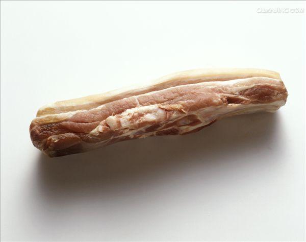  p>五花肉(又称肋条肉,三层肉)位于猪的腹部,猪腹部 a target="_blank