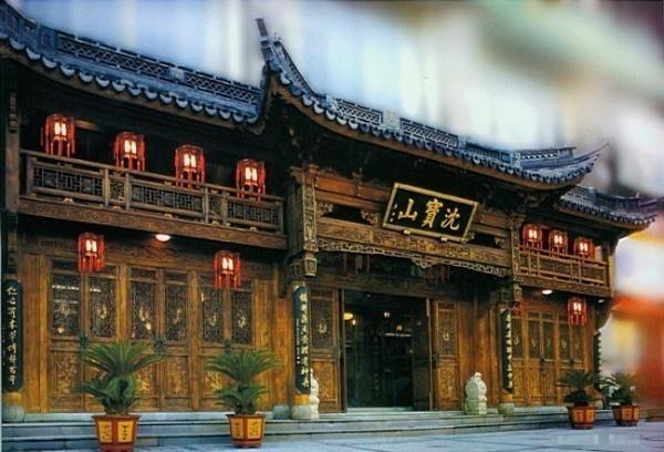 门两侧挂着一对贴金瓦联:杏林春暖铺里多妙药,橘井泉香壶中有神丹