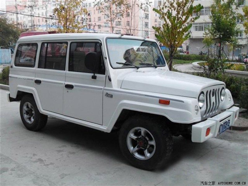 战旗车是北汽在212系列车型底盘基础上进行了外形,内饰,动力系统的全