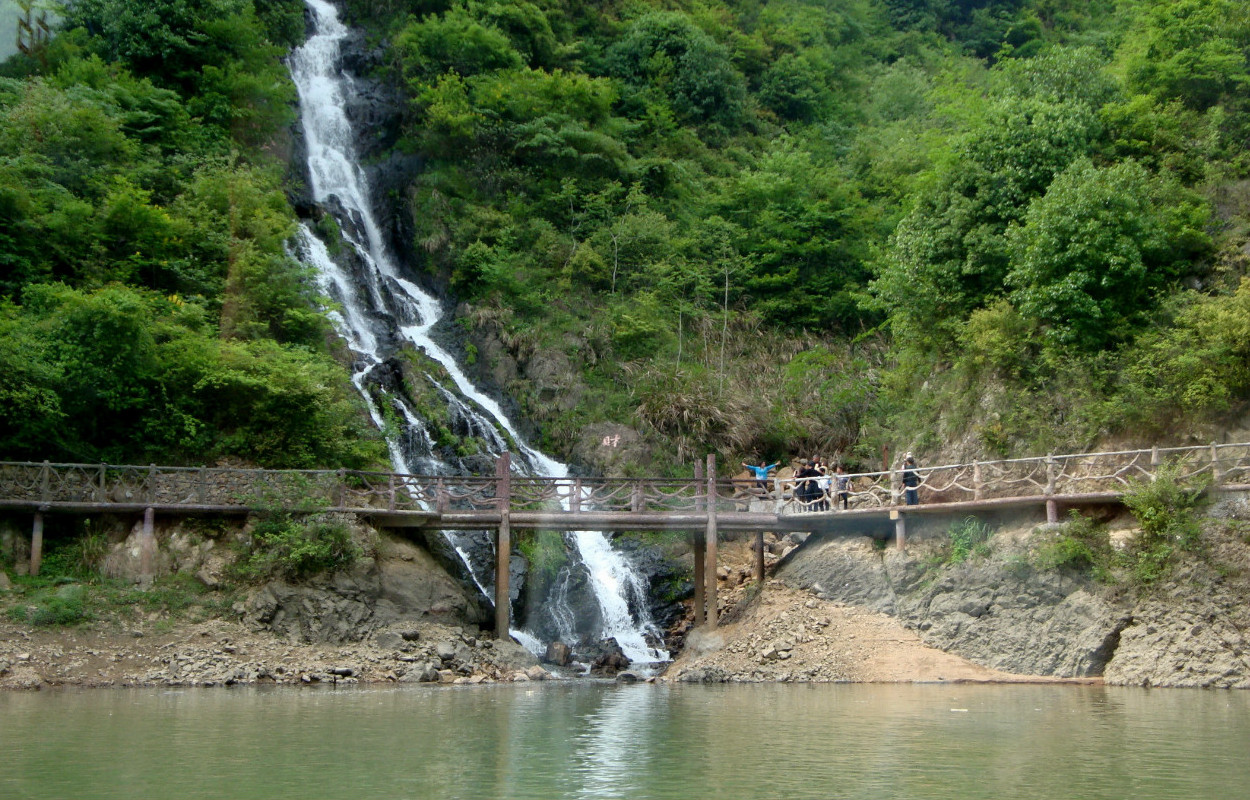  p data-id="gnzl6rxnbn">大盘山,位于浙江省金华市 a target="_blank