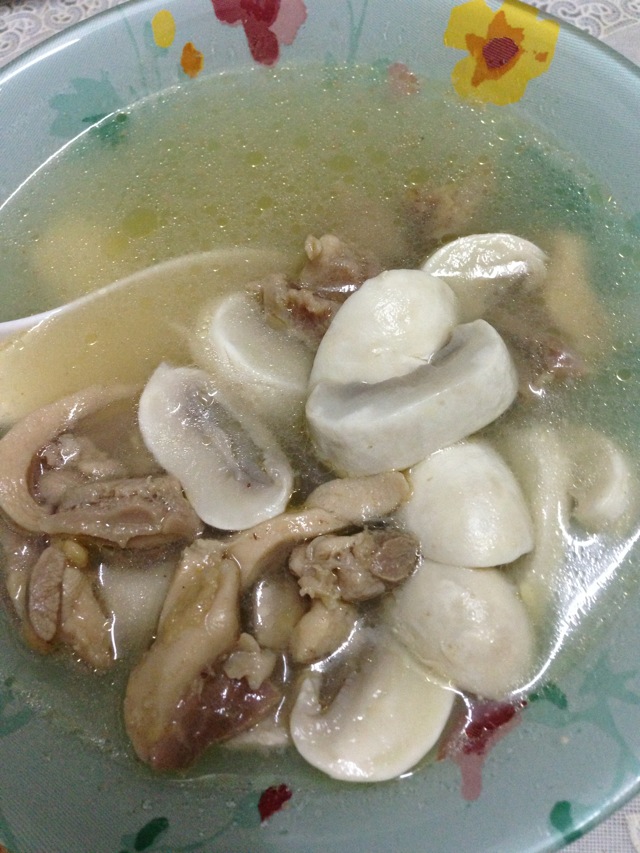 蘑菇鸡肉片汤